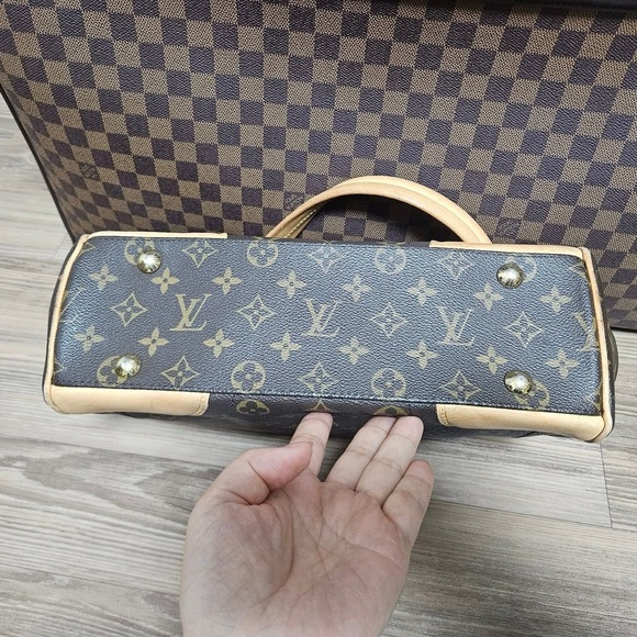 Louis Vuitton Beverly Shoulder Bag with Iconic Monogram - Picture 4 of 11